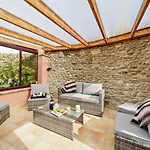 3 Bed In Richmond Oc-91578 Holiday home *